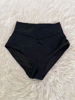 aerie High-Waist Black Crossover Waist Shorts